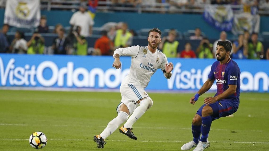 El capitán del Real Madrid Sergio Ramos pugna por el balón con el delantero del Barcelona Luis Suárez, el 29 de julio del 2017, en el Clásico celebrado en Miami.