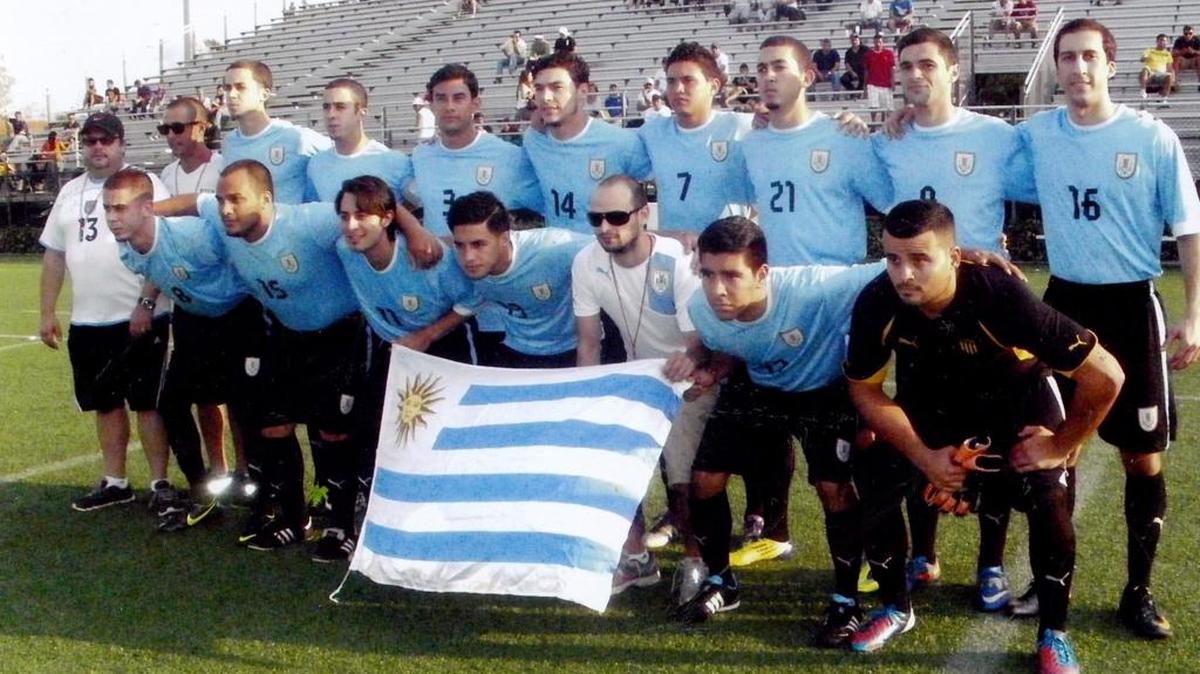 Uruguay Kendall destaca con su capitán Matias Smith y su entrenador Alejandro Melgar.