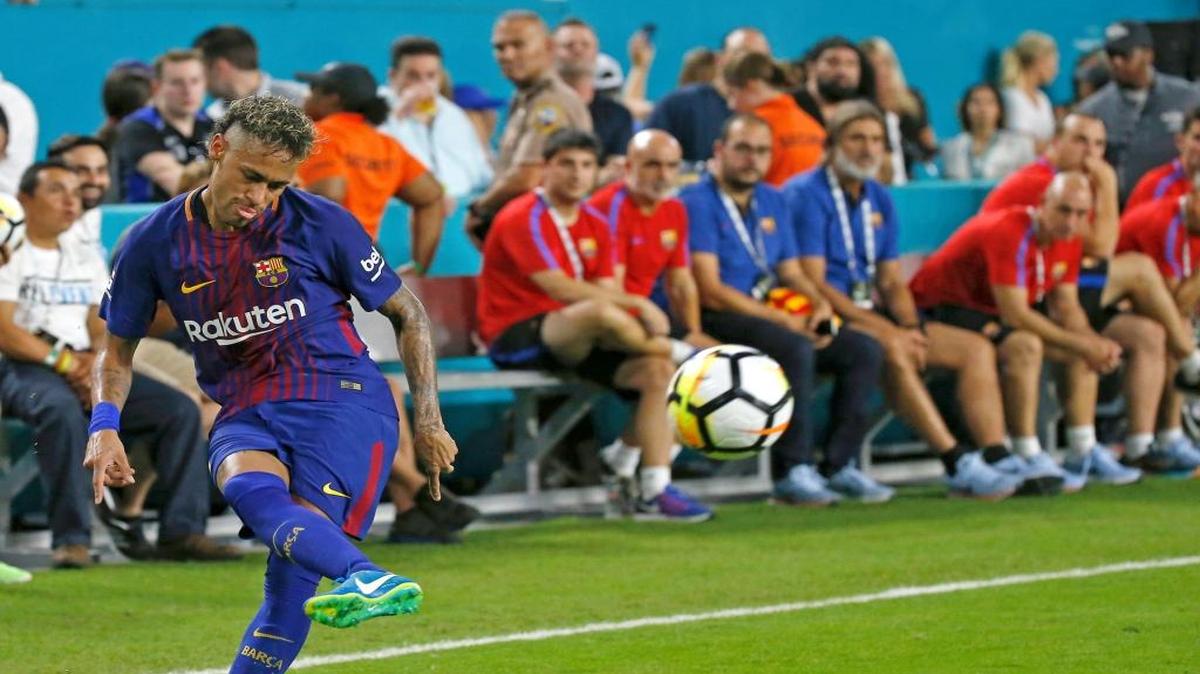 El brasileno Neymar centra un balón en el Clásico contra el Real Madrid en Miami, su último partido con la camiseta del Barcelona.