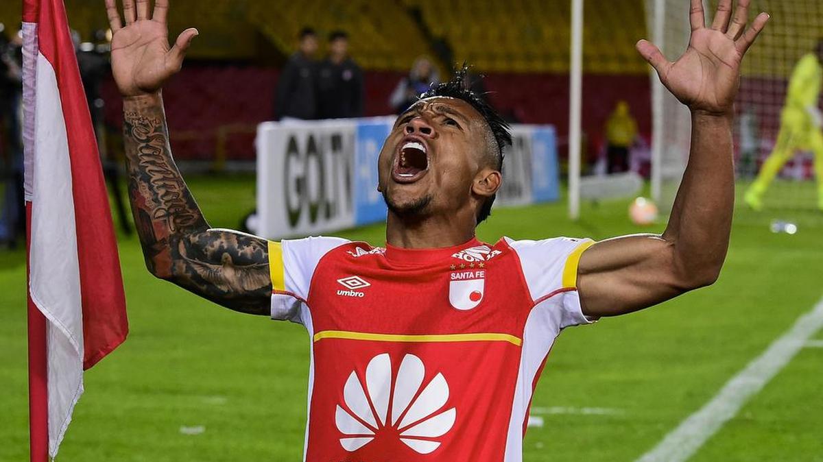 
El delantero de Sante Fe, Wison Morelo, celebra uno de sus tres goles marcados el jueves ante el conjunto ecuatoriano Liga de Loja. 
