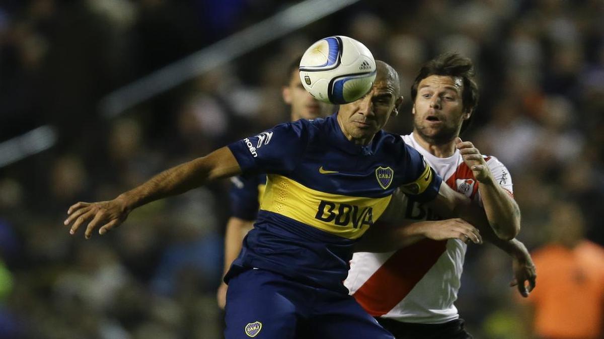 
Fernando Cavenaghi, de River Plate, lucha con Daniel Díaz, de Boca Juniors (izq.), el 3 de mayo.
