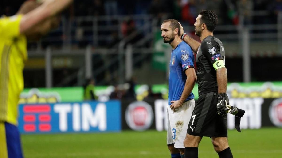 El portero de Italia Gianluigi Buffon (der.) consuela a Giorgio Chiellini tras ser eliminado de la Copa del Mundo por Suecia tras caer en la ida 1-0 y empatar en la vuelta 0-0 el 13 de noviembre en San Siro.