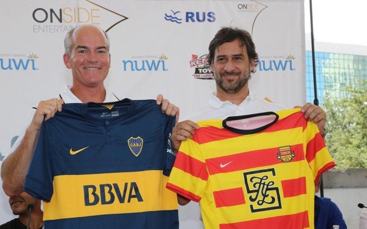 
Sean Guerin (izquerda), presidente de los Strikers de Fort Lauderdale, y Fabián Parra (derecha), vicepresidente del Boca Juniors, tras intercambiar camisetas en la conferencia de prensa donde anunciaron el partido Strikers vs Boca Juniors en el Lockhart Stadium de Fort Lauderdale, el primero de julio del 2015.

