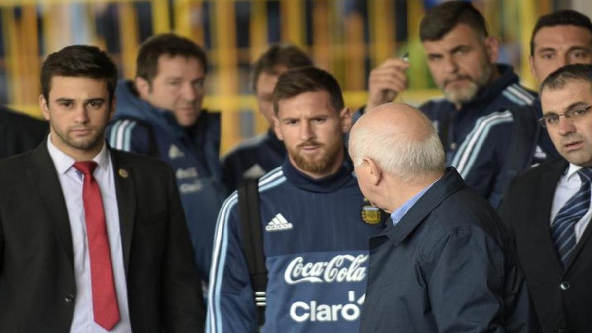 El argentino Lionel Messi llega a un hotel en Montevideo el 30 de agosto de 2017. Argentina se enfrentará a Uruguay para los partidos de clasificación para la Copa Mundial de la FIFA el 31 de agosto de 2017.