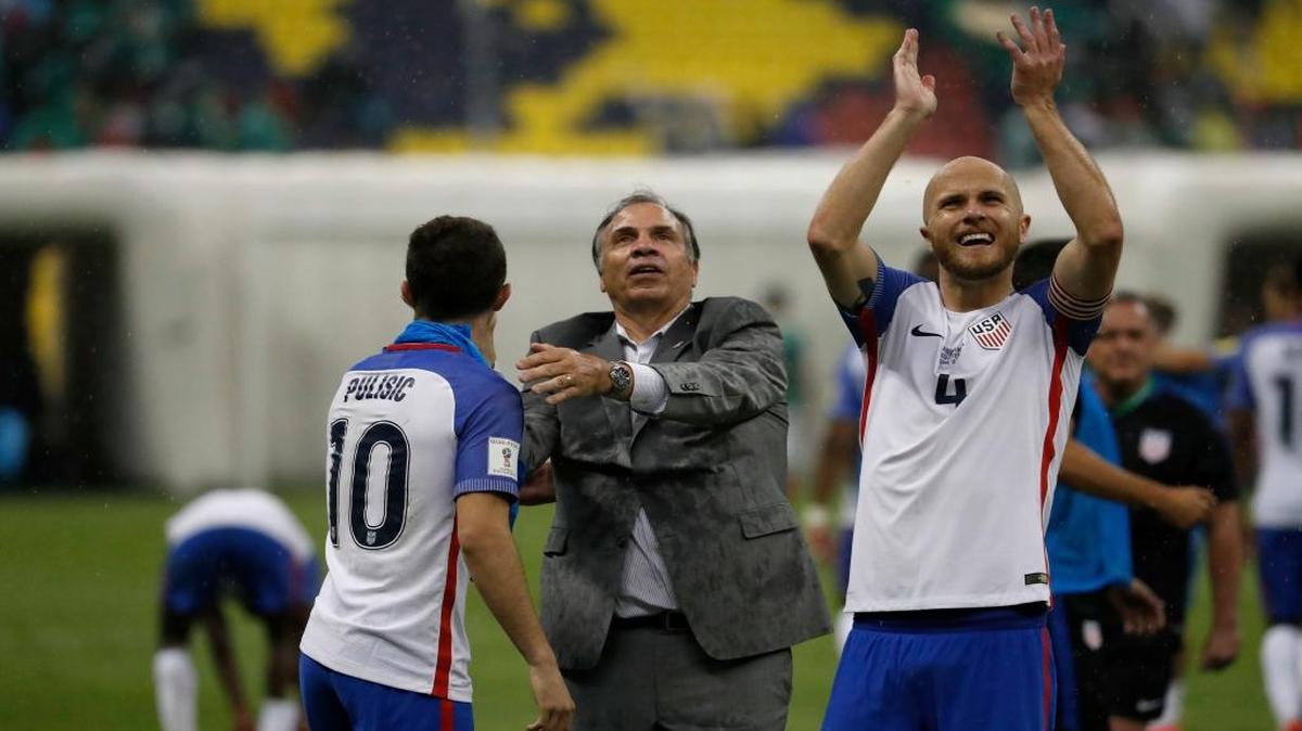 El entrenador de EEUU Bruce Arena celebra con Christian Pulisic (10) y Michael Bradley el empate con México, el domingo.