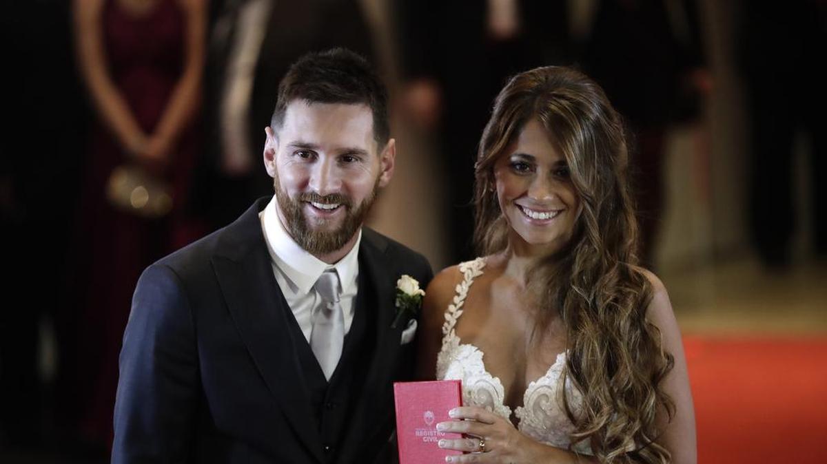 Lionel Messi y su esposa Antonella Roccuzzo sonríen luego de casarse en Rosario, Argentina, la noche del viernes 30 de junio del 2017.