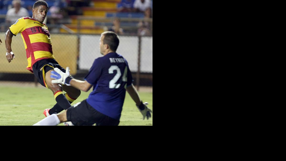 
El cubano Yaikel Pérez (izq.) es uno de los puntales de los Strikers de Fort Lauderdale.
