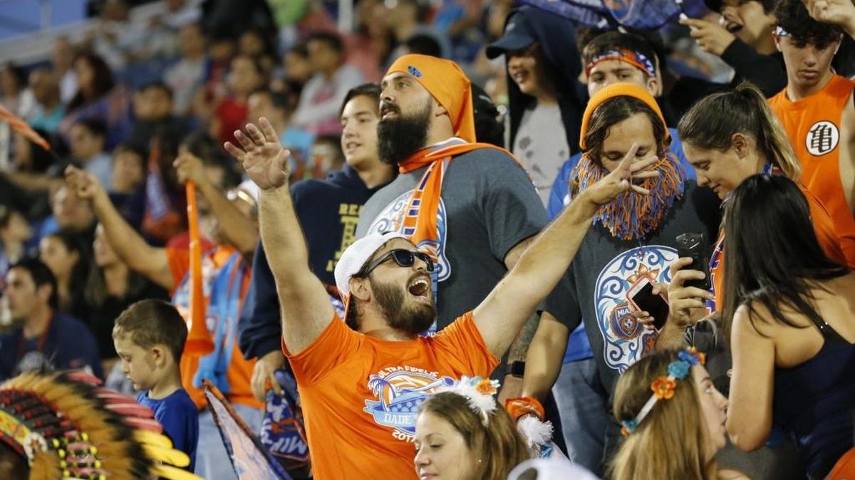Un grupo de aficionados del Miami FC muestra su apoyo al equipo en el partido contra el Cosmos, en el Riccardo Silva Stadium, la noche del sábado 8 de abril del 2017.