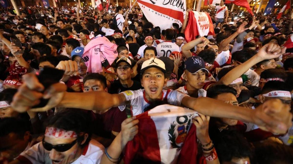 Miles de hinchas peruanos festejan la clasificación de su país al Mundial de Rusia el 15 de noviembre de 2017, tras vencer 2-0 a la selección de Nueva Zelanda al termino del partido de repesca, disputado entre ambos equipos en el Estadio Nacional de Lima.