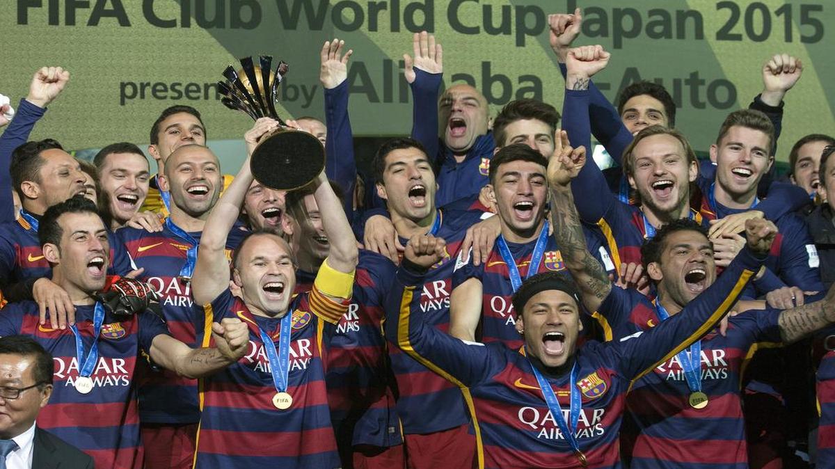 Andrés Iniesta, capitán del Barcelona, levanta la copa del Mundial de Clubes durante la ceremonia de entraga tras la victoria contra River Plate por 3-0, este domingo en Yokohama.