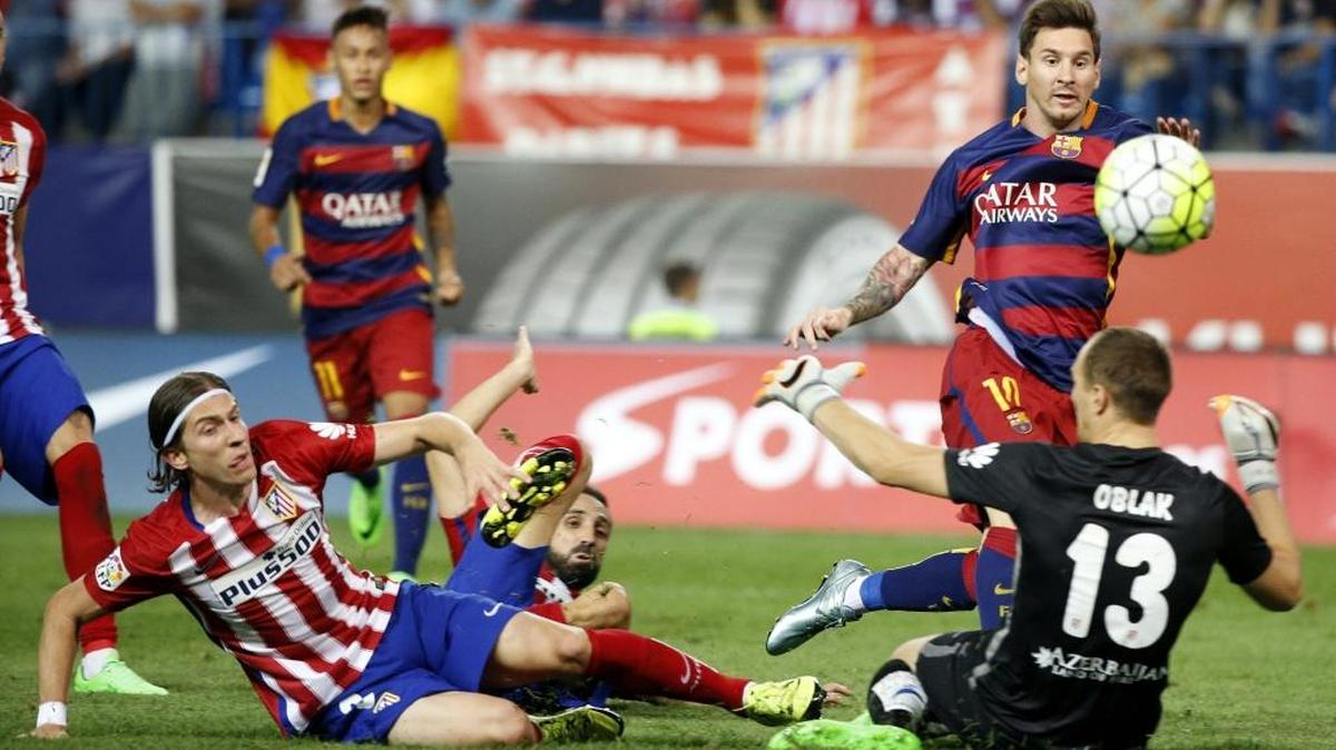 
Leo Messi, pica el balón sobre el portero del Atlético Jan Oblak (#13) comsiguiendo el segunto gol del Barcelona el pasado sábado.
