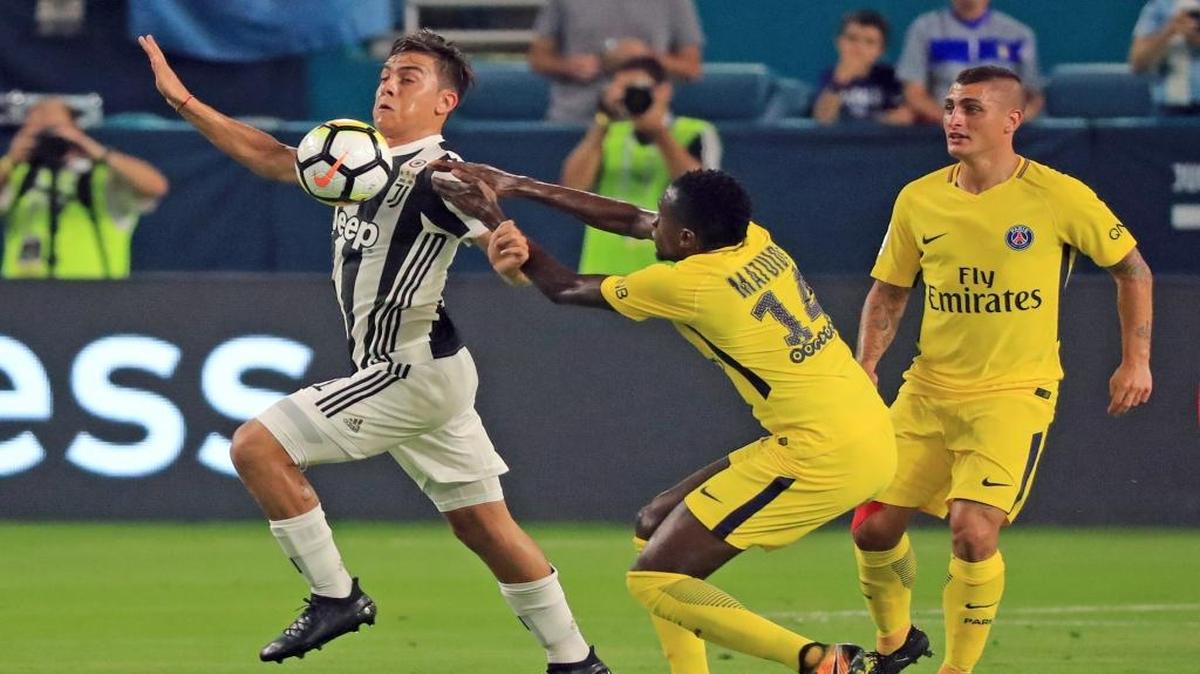 El mediocampista Paris Saint-Germain Blaise Matuidi (14) trata de frenar al organizador del Juventus Paulo Dybala (21), en el Hard Rock Stadium, la noche del miércoles 26 de julio del 2017.