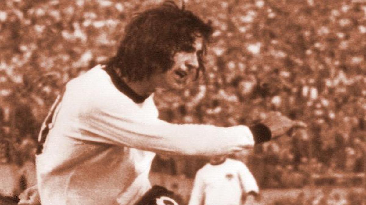 El artillero alemán Gerd Muller durante un partido de la Copa Mundial de 1974 con la selección de Alemania Occidental.