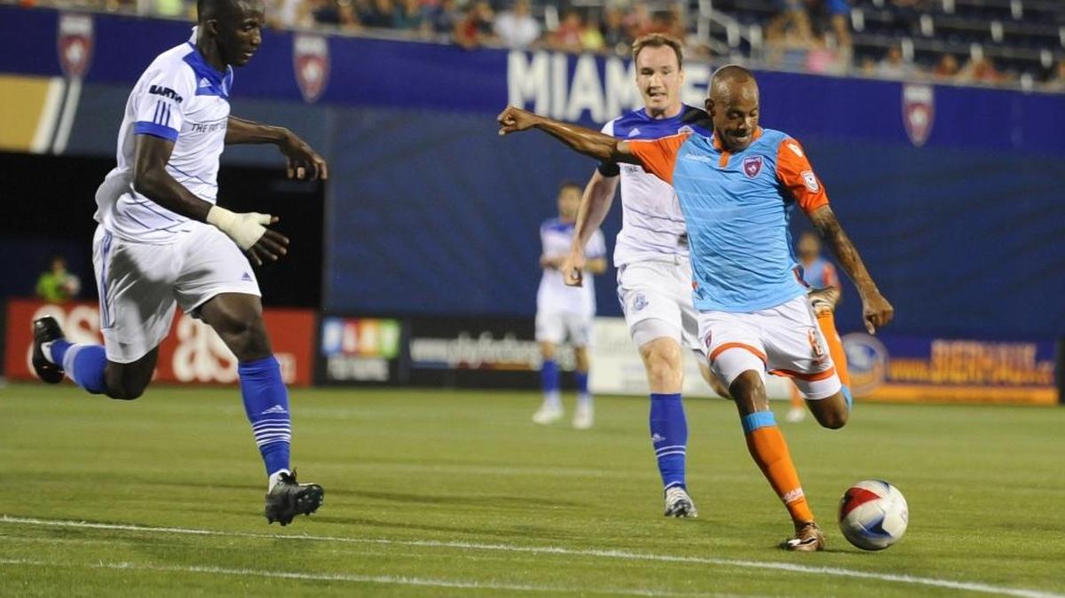 Ariel Martínez (6), del Miami FC, en un choque contra el FC Edmonton, en mayo pasado en el FIU stadium.