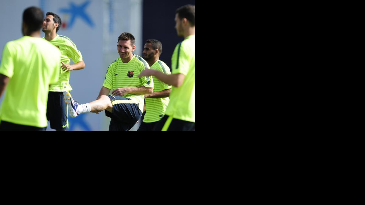 
 Lionel Messi (centro) se entrena junto al resto del equipo de Barcelona previo al encuentro contra el Apoerl por la Champions.


