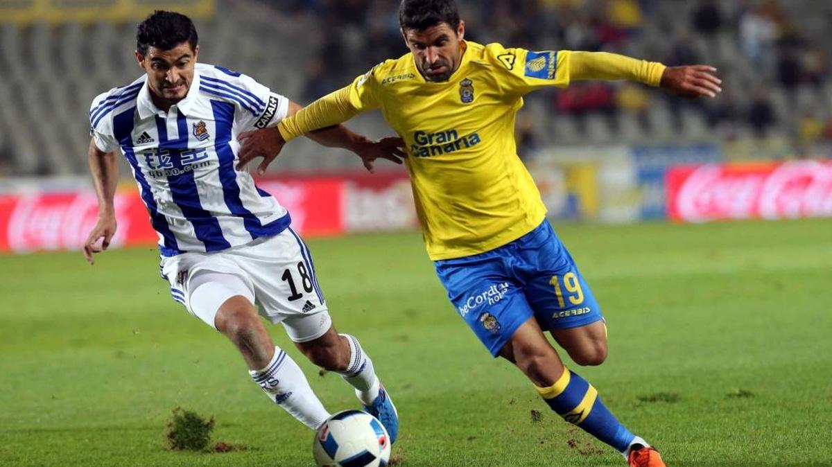El centrocampista de Las Palmas, Juan Culio (d), disputa un balón con el jugador uruguayo de la Real Sociedad, Gonzalo ‘Chory’ Castro, durante el encuentro de ida de los dieciseisavos de final de la Copa del Rey, que disputan esta noche en el Estadio Gran Canaria de Las Palmas.