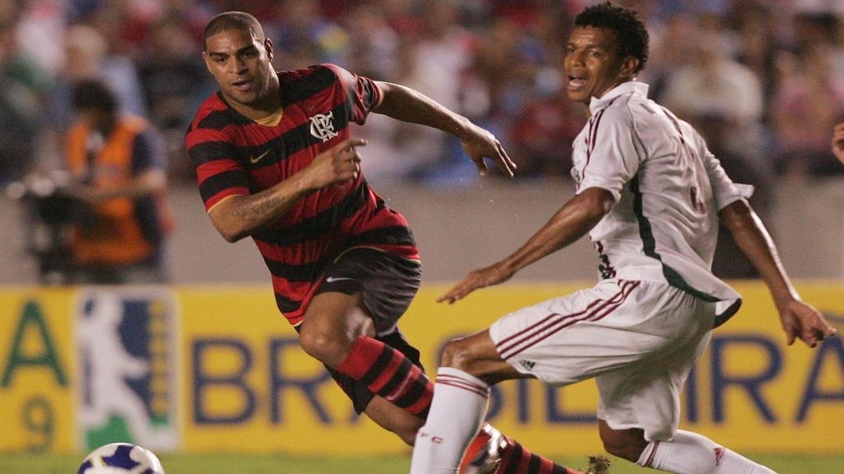 El delantero brasileño Adriano (i) elude a un jugador del Fluminense durante un partido del Brasileirao, cuando todavía jugaba para el Flamengo, el 28 de junio del 2008 en Río de Janeiro.