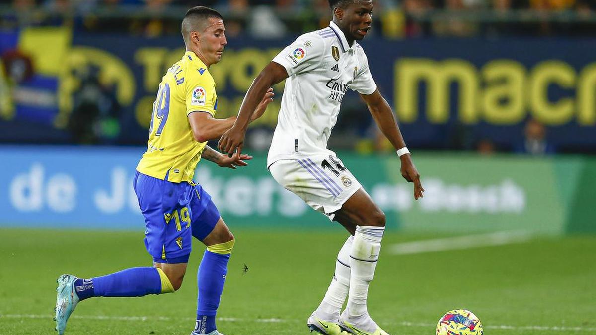 Aurelien Tchouameni, del Real Madrid, conduce ante Sergi Guardiola, del Cádiz (izq.), en el Estadio Nuevo Mirandilla el 15 de abril de 2023 en Cádiz.
