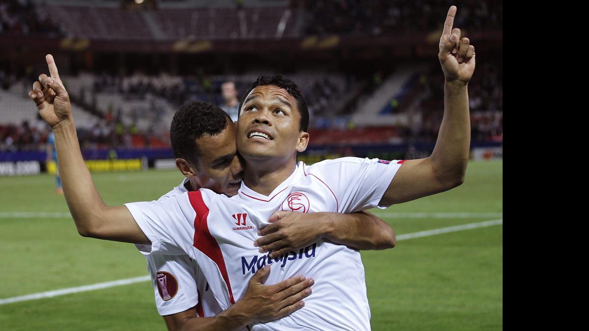 
El delantero colombiano del Sevilla Carlos Bacca (d) es felicitado por el francés Kolodziejczak tras marcar ante el Zenit, durante el partido de ida de los cuartos de final de la Liga Europa disputado esta noche en el estadio Sánchez Pizjuán, en Sevilla.
