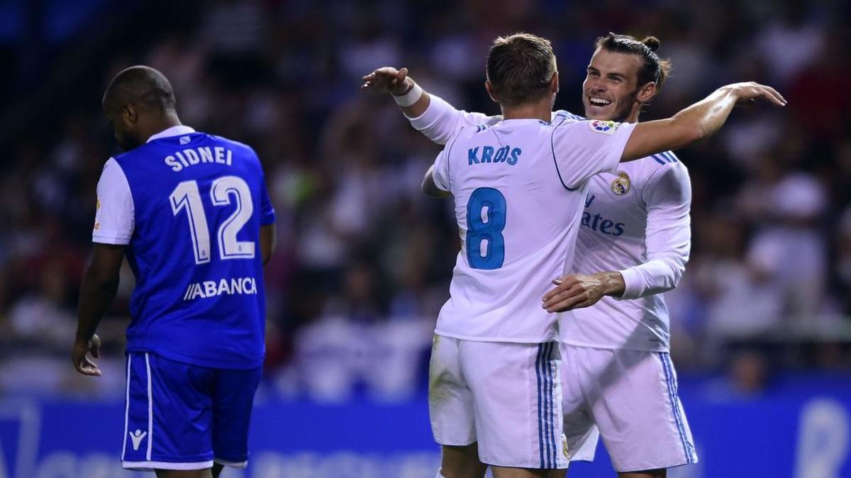 Toni Kroos (centro) celebra con Gareth Bale tras anotar un gol para el Real Madrid en el partido contra el Deportivo La Coruña, el 20 de agosto del 2017.