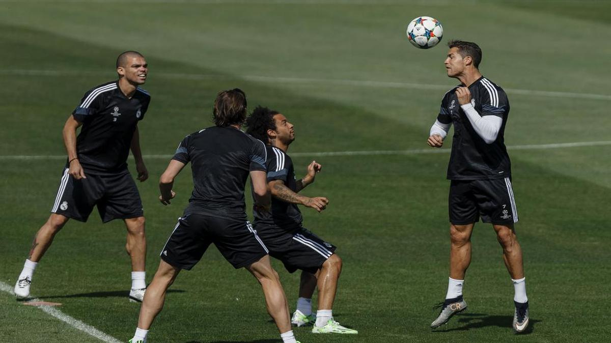 
Cristiano Ronaldo (der.) entrena con Pepe, Gareth Bale y Marcelo (de izq. a der.) el martes 12 de mayo del 2015, previo al partido del Real Madrid contra la Juventus, en la Liga de Campeones.
