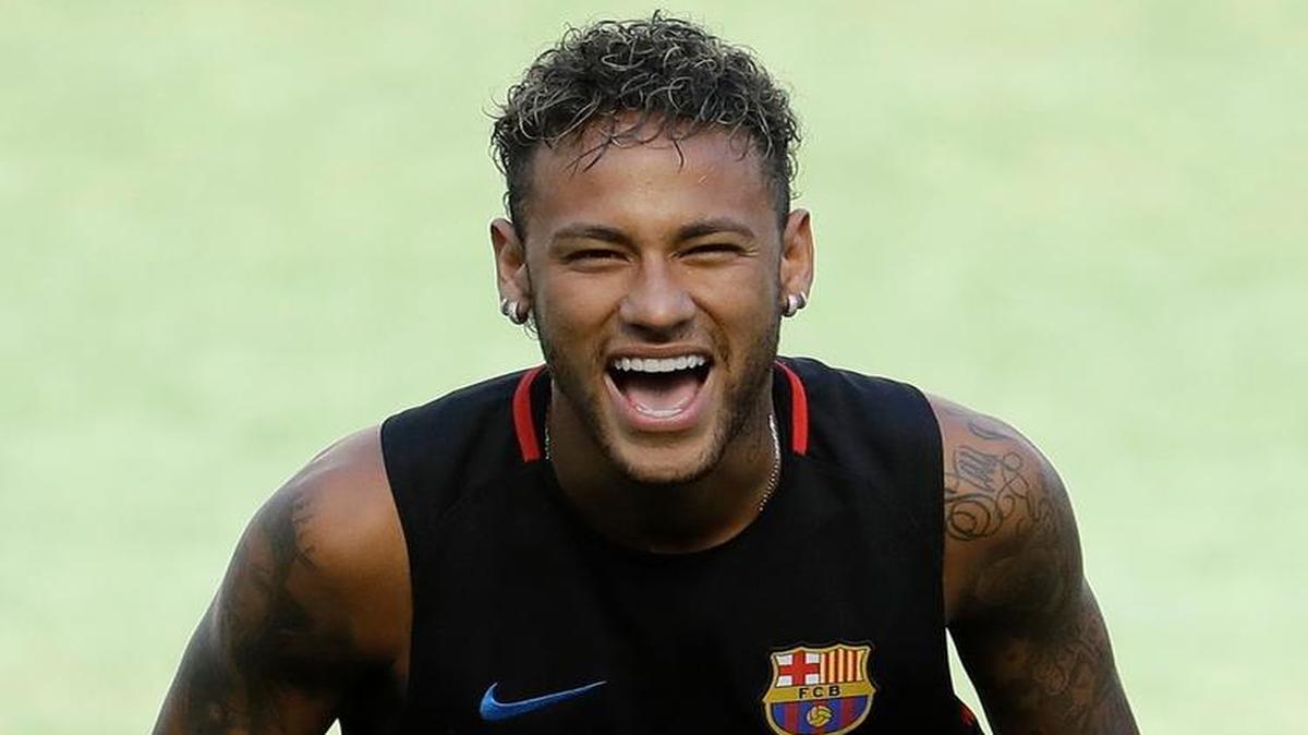 Neymar sonríe durante el entrenamiento del Barcelona para el partido contra Juventus, por la International Champions Cup, el viernes 21 de julio en Harrison, N.J.
