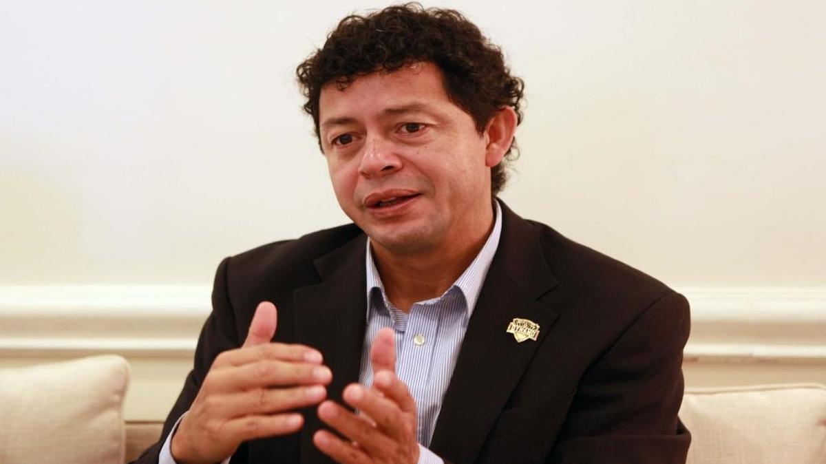 Wilmer Cabrera, el nuevo entrenador del Dynamo de Houston de la MLS, conversa en Coral Gables, el viernes, 18 de noviembre del 2016.