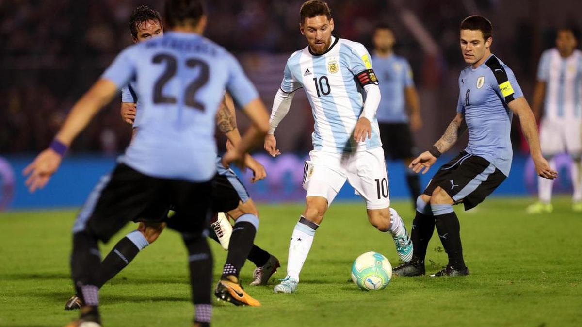 Nahitan Nández (d) y Martín Cáceres (d) de Uruguay disputan el balón con Lionel Messi (c) de Argentina el jueves 31 de agosto de 2017, en un juego por las eliminatorias sudamericanas para el Mundial de Rusia 2018 entre Uruguay y Argentina, en el estadio Centenario de Montevideo (Uruguay).