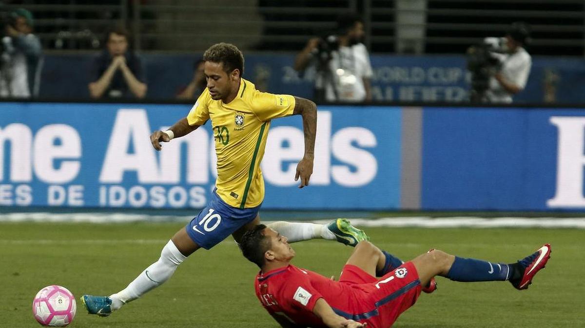 El brasileño Neymar (izq.) elude al jugador de Chile Alexis Sánchez en el partido entre ambas selecciones, celebrado el 10 de octubre del 2017 en Sao Paulo.