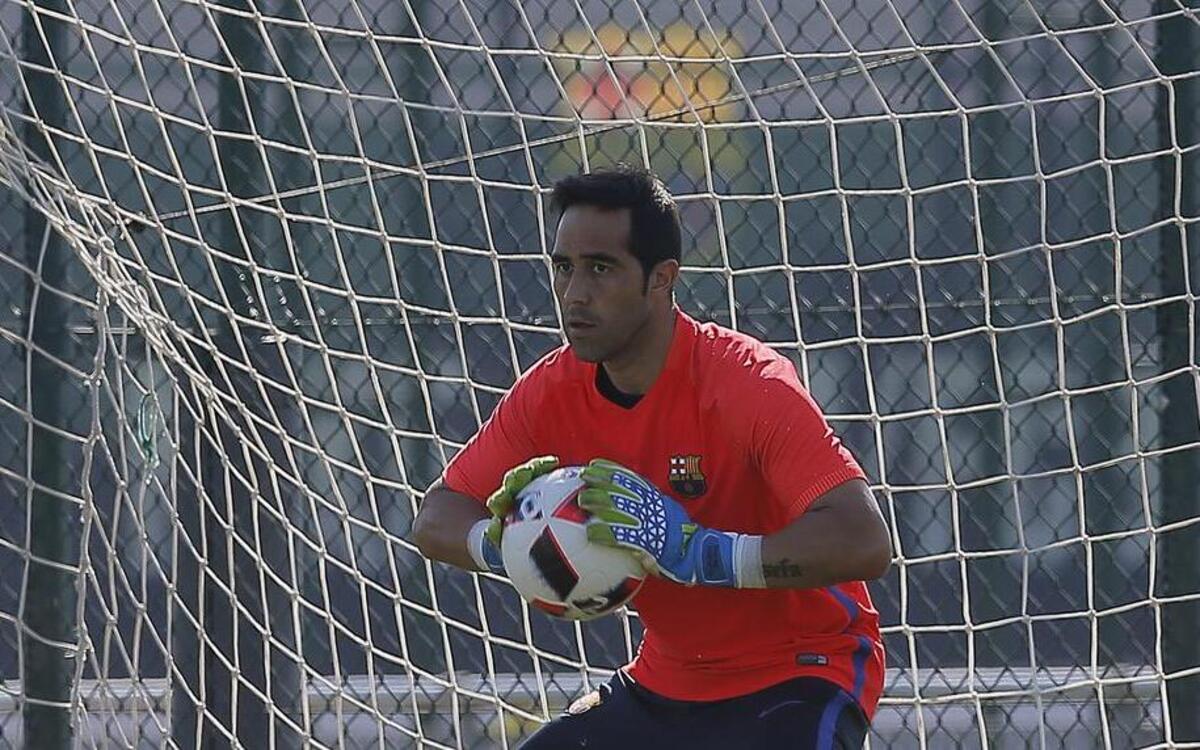 Claudio Bravo, titular en Barcelona desde su llegada en el verano del 2014 procedente de la Real Sociedad, recalará en el Manchester City por cerca 13,75 millones de libras ($18,2 millones).
