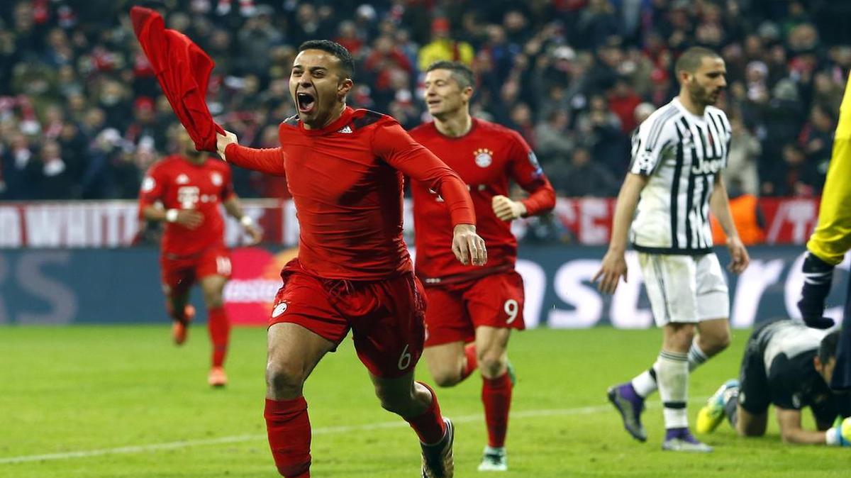 Thiago Alcantara, delante de su compañero Robert Lewandowski, celebra el tercer gol del Bayern Munich contra Juventus, el miércoles 16 de marzo del 2016.
