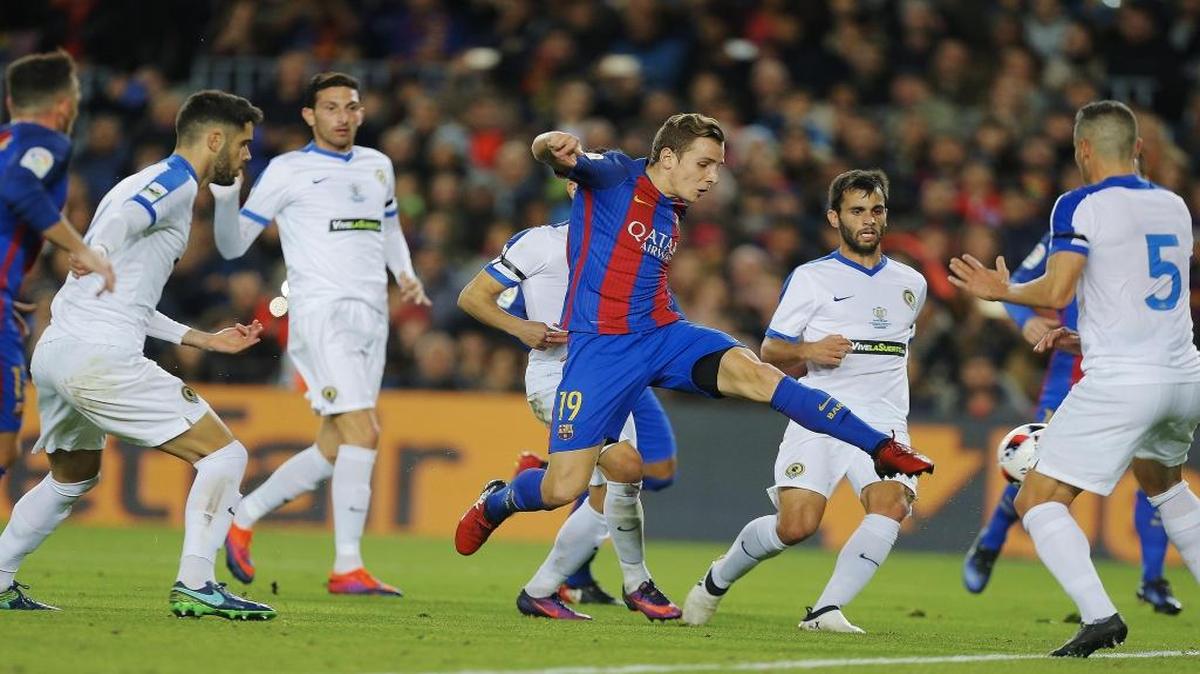 El jugador del Barcelona Lucas Digne (centro)  golpea el balón entre jugadores del Hércules en partido de la liga española celebrado el 21 de diciembre del 2016.