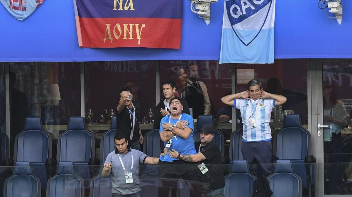 El exdelantero argentino Diego Maradona celebra un gol de su selección durante el partido ante Nigeria en el Grupo D de la Copa Mundial, celebrado el 26 de junio de 2018, en San Petersburgo.
