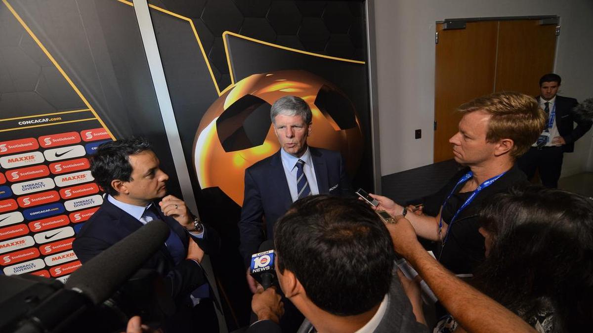
El secretario general interino Ted Howard (centro) fue la primera persona de la CONCACAF en abordar publicamente el escándalo de corrupción en el organismo.
