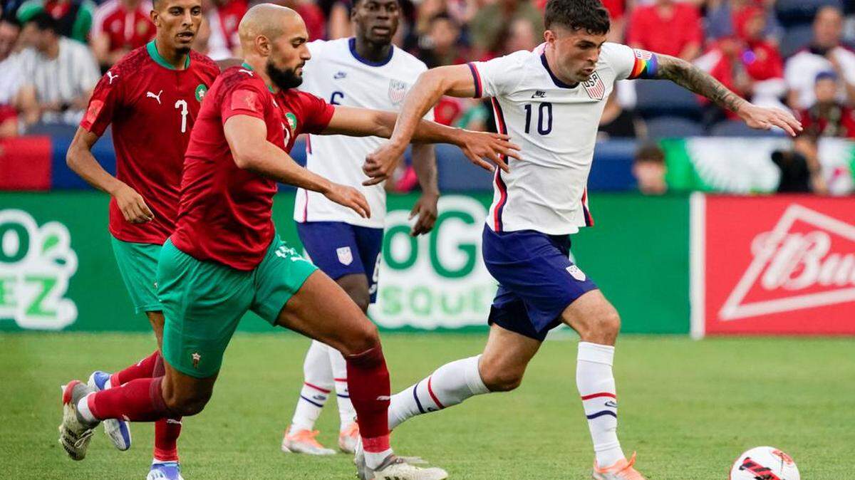 El delantero de Estados Unidos Christian Pulisic maneja el balón superando a Sofyan Amrabat de Marruecos en el juego amistoso el miércoles 1 de junio del 2022 en Cincinnati.