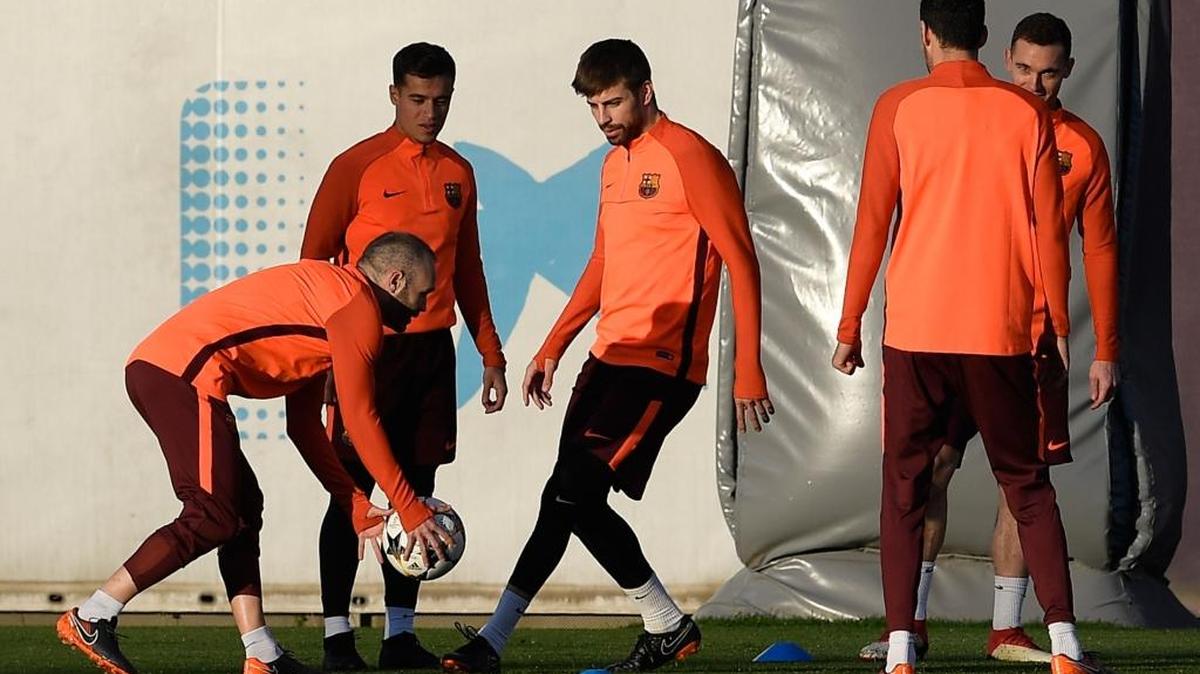 Los jugadores del Barcelona Gerard Piqué (c), Andrés Iniesta (izq.), Coutinho, Sergio Busquets y Thomas Vermalen se preparan para el partido contra el Chelsea.