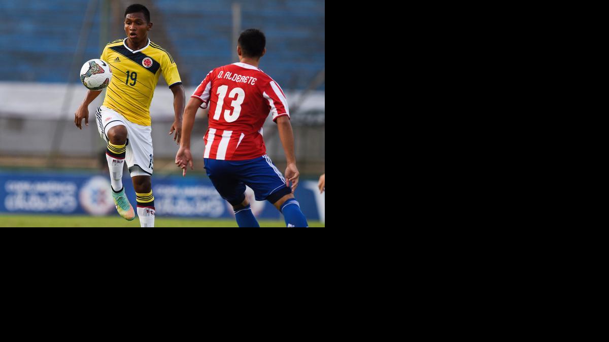 
Alfredo Morelos, de Colombia (izq.) , controla el balón ante Omar Alderete, de Paraguay.


