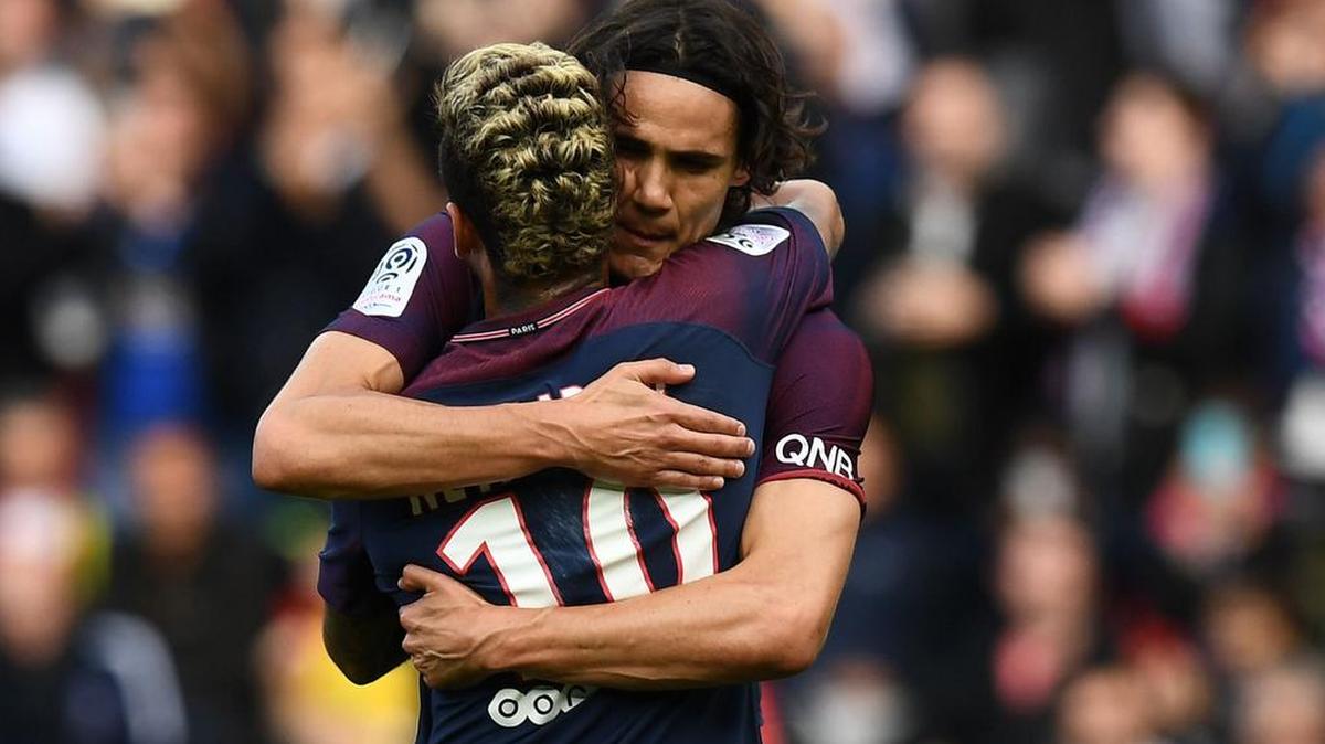 El brasileño Neymar es felicitado por el uruguayo Edinson Cavani de París Saint-Germain después de marcar un gol durante el partido de fútbol francés Paris Saint-Germain (PSG) vs Bordeaux (FCGB) el 30 de septiembre de 2017 en el estadio Parc des Princes en París.