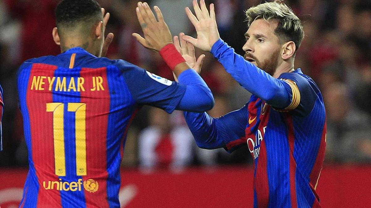Íntimos amigos en el Barcelona, Lionel Messi (der.) celebra con su compañero Neymar tras anotarle al Sevilla, el domingo pasado.