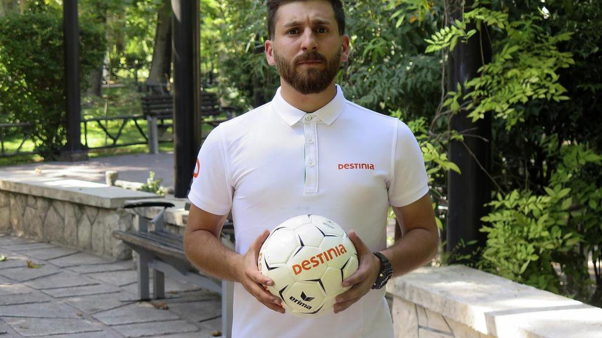 Unos meses después de acaparar la atención mediática por su innegable parecido con el astro del Barcelona Leo Messi, el iraní Reza Parastesh está volcado en el fútbol e ilusionado con cumplir en breve su sueño de viajar a España.