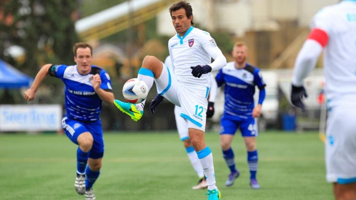 DARIO CVITANICH del Miami FC, controla la bola en el choque contra el FC Edmonton, el domingo 11 de septiembre del 2016.