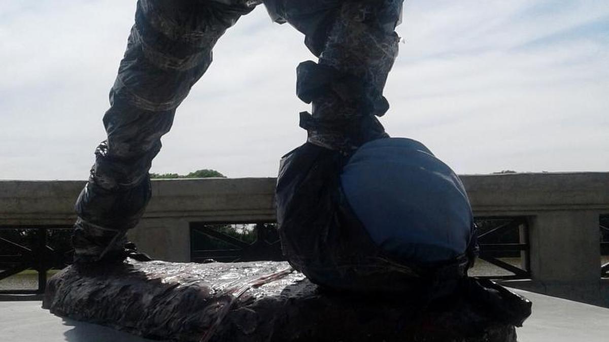 Vista de el 10 de enero de 2017, de la estatua que la ciudad de Buenos Aires dedicó al jugador argentino del Fútbol Club Barcelona, Lionel Messi, la cual apareció destrozada aparentemente por unos vándalos.