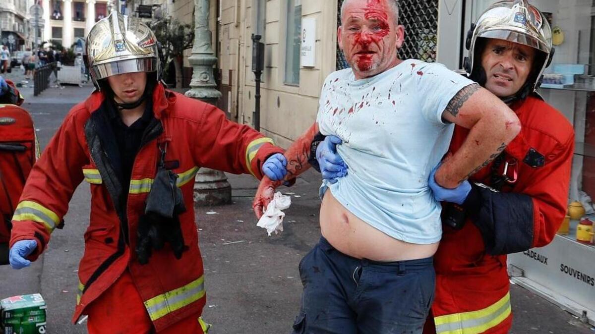 Un aficionado es llevado por los servicios de emergencia en el centro de Marsella, Francia, el sábado 11 de junio del 2016, en medio de los enfrentamientos de las hinchadas de Inglaterra y Rusia. La policía antimotines lanzá gases lacrímogenos en el Puerto Viejo, en el tercer día de violencia de los fanáticos.