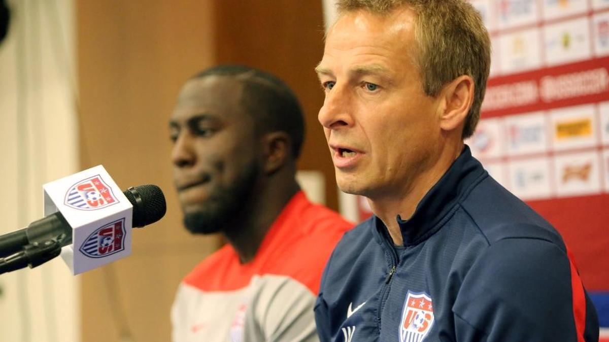 Jurgen Klinsmann (der.) y Jozy Altidore en el FAU Stadium en Boca Raton, Florida, el 13 de octubre del 2014, un día antes de disputar un amistoso con Honduras.