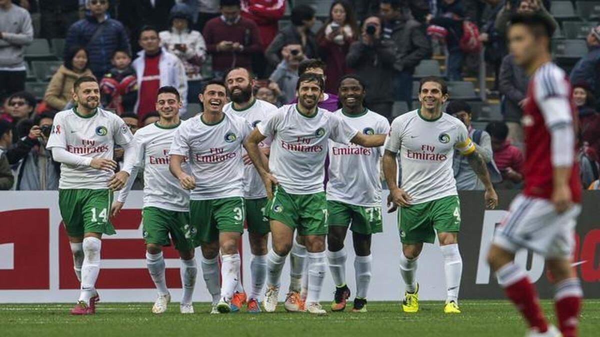 
Los jugadores del Cosmos celebran un gol en el partido contra South China, en un partido el 19 de febrero del 2015 en Hong Kong.
