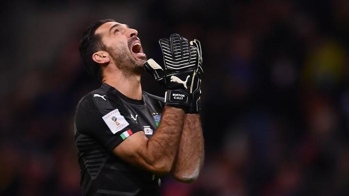 El portero de Italia, Gianluigi Buffon, reacciona durante el partido de clasificación de la Copa Mundial de la FIFA 2018 entre Italia y Suecia, el 13 de noviembre de 2017 en el estadio San Siro de Milán.