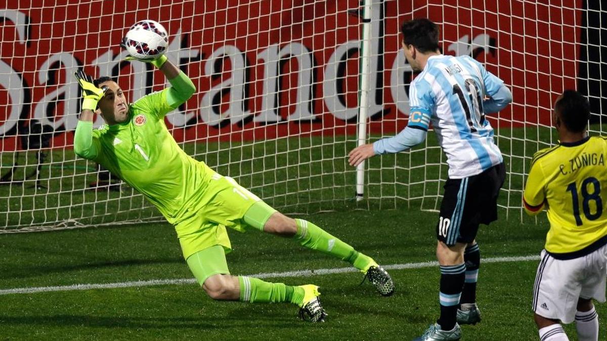 David Ospina, de Colombia, desvía un remate de Lionel Messi, de Argentina, en la Copa America, el 26 de junio del 2015.