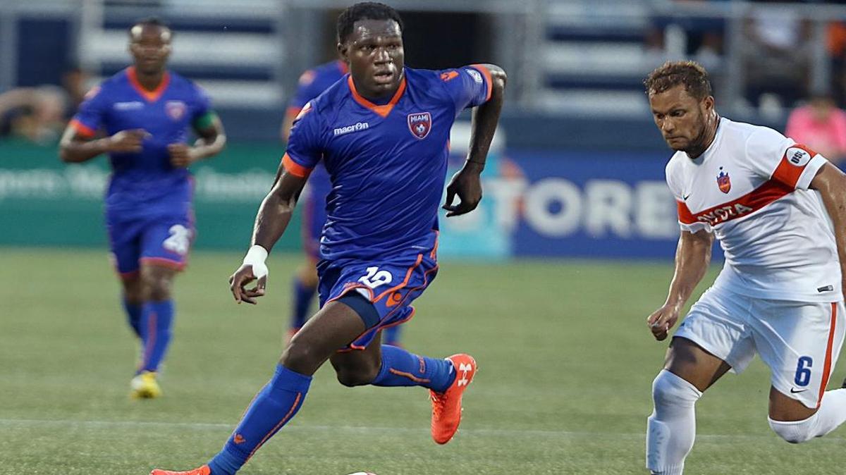 Kwadwo Poku (10), del Miami FC, escapa con la bola marcado por Kenny Walker, del FC Cincinnati, en los cuartos de final de la US Open Cup, en el Riccardo Silva Stadium (FIU) en Miami, la noche del miércoles 2 de agosto del 2017.