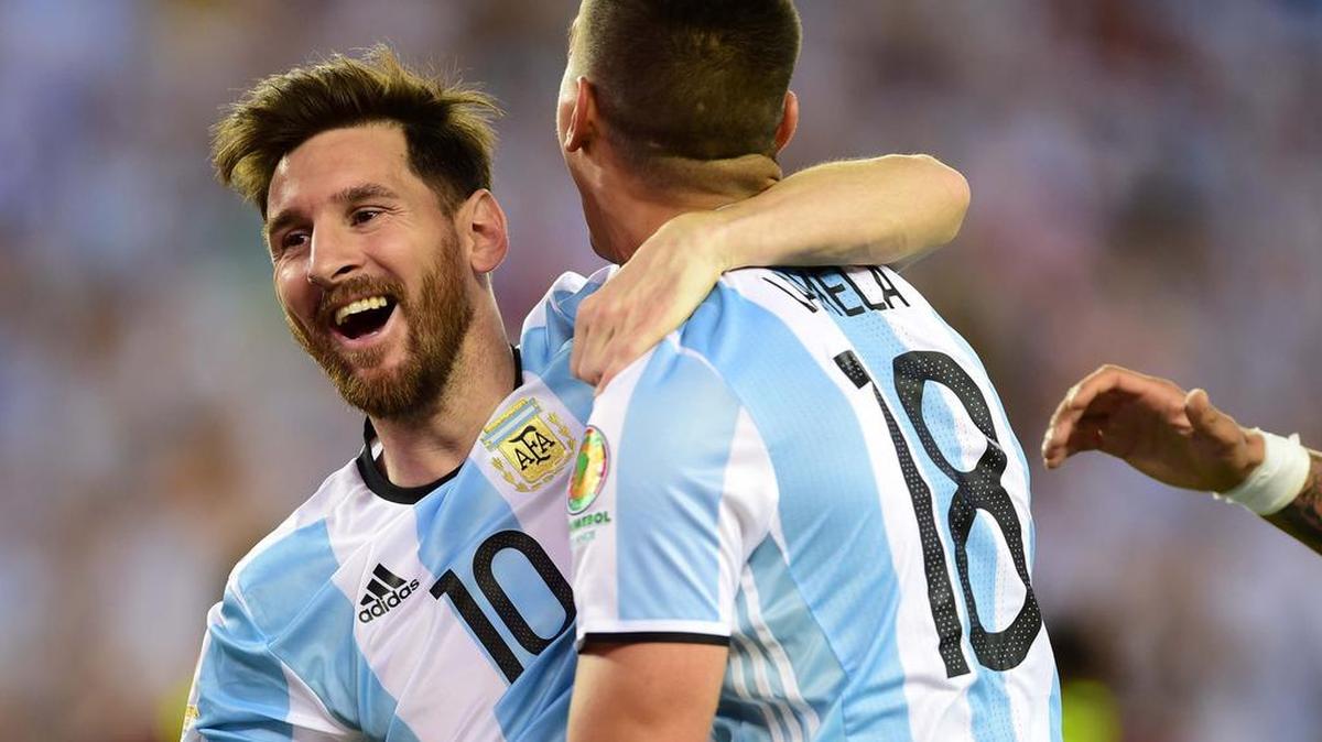 Erik Lamela y Lionel Messi celebran un gol ante Venezuela.