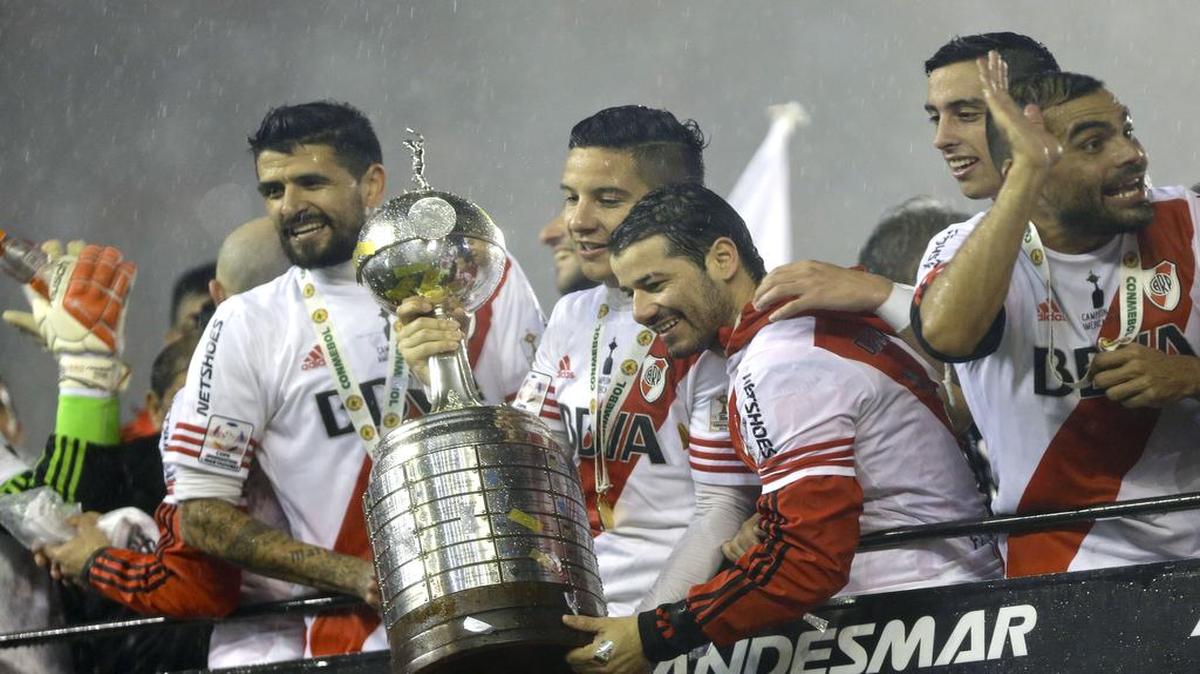 
Los jugadores de River Plate festejan con el trofeo de la Copa Libertadores el jueves, 6 de agosto de 2015, en Buenos Aires. 
